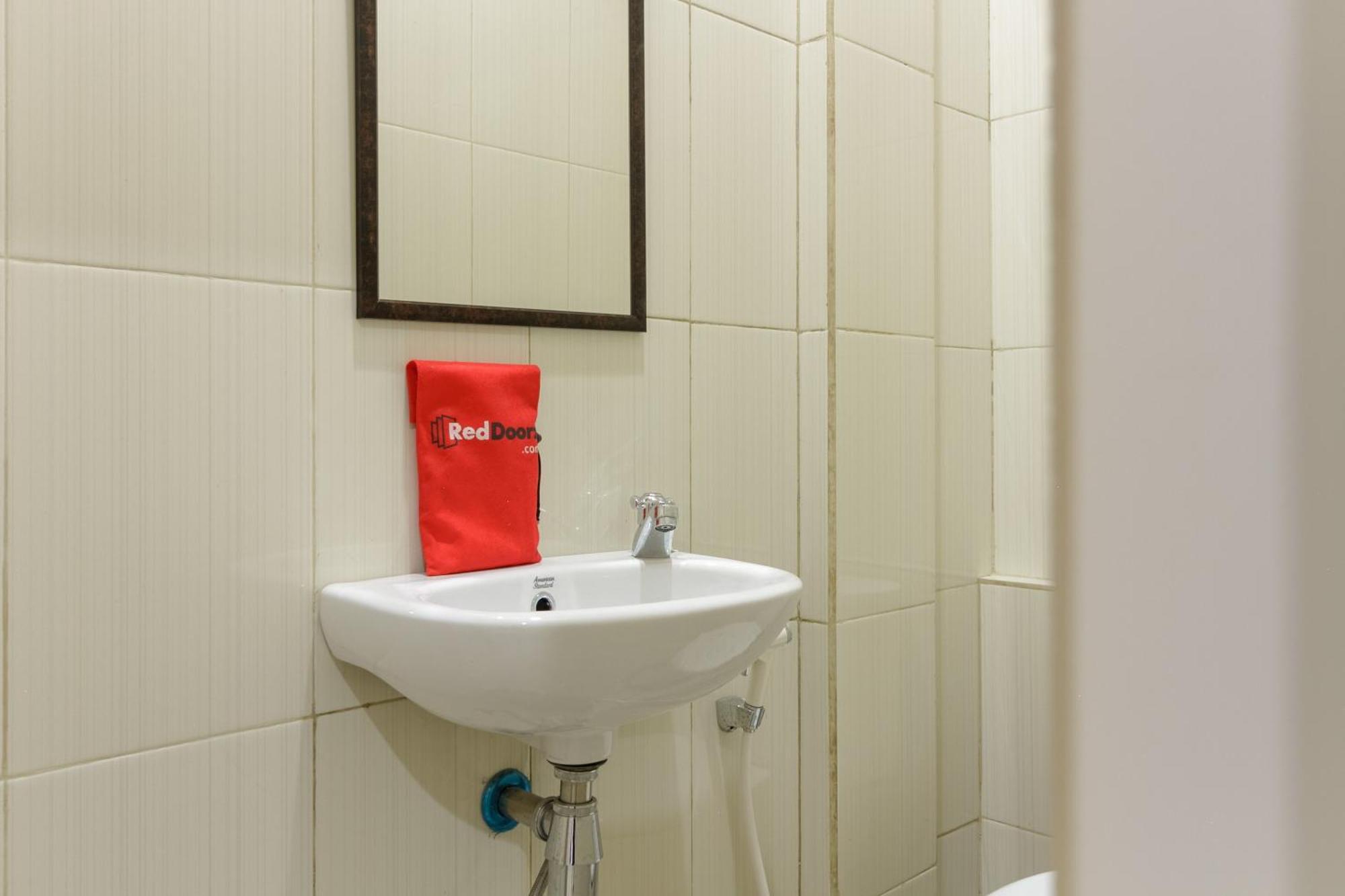 Reddoorz Near Puri Indah Mall Jakarta Exterior photo