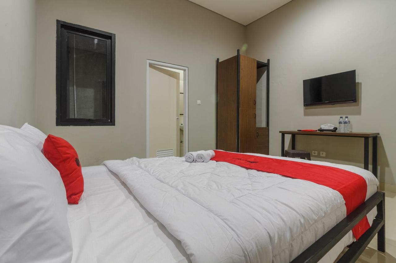 Reddoorz Near Puri Indah Mall Jakarta Exterior photo